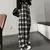 Calça preta xadrez oversized