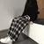 Calça preta xadrez oversized na internet