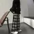 Calça preta xadrez oversized na internet