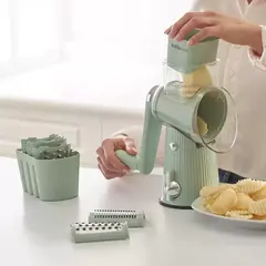 Rallador Ultra Pro de Betterware en uso, mostrando la preparación de papas en rodajas en una cocina moderna.