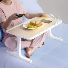 Mesita multiusos con comida y un control remoto, ideal para uso en el hogar.