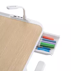 Mesita multiusos con superficie de madera clara y compartimento para marcadores de colores.