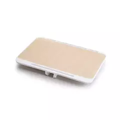 Mesita multiusos con superficie de madera clara y borde blanco, ideal para el hogar.