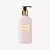 Botella de crema para manos y cuerpo con aroma a amapola y vainilla, de color rosa con dosificador negro.