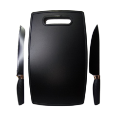 Set de tabla para picar negro con dos cuchillos, uno de sierra y otro plano, ideal para la cocina.