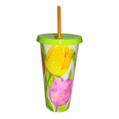 Vaso de plástico con diseño de tulipanes de colores, tapa verde y popote naranja.