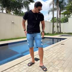 Bermuda Jeans Azul Médio Rasgada e Bigode - Short Jeans Masculino Premium Promoção Outlet - Calça e Bermuda Jeans Masculina de Qualidade Direto da Fábrica - LIONS JEANS