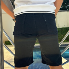 Bermuda Masculina Jeans Preta Lisa - Short Jeans Masculino Preto - Estica Lycra Elastano - Calça e Bermuda Jeans Masculina de Qualidade Direto da Fábrica - LIONS JEANS