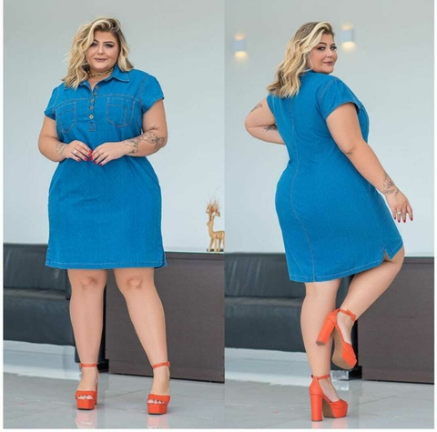 Vestido jeans azul claro, modelo plus size com botoes na parte frontal e justo e com manga.