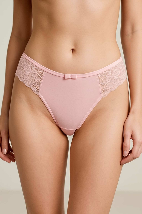 Calcinha fio duplo  em microfibra com laterais em renda e detalhe de lacinho. Confortável, não marca na roupa, possui toque macio, cintura média e fundo 100% algodão. Ideal para quem busca lingerie delicada, elegante e confortável para o dia a dia.