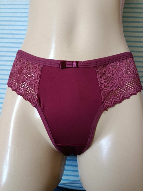 Calcinha feminina em microfibra com renda nas laterais, detalhe em lacinho no cós e forro 100% algodão. Confortável, delicada e ideal para o dia a dia. 