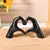 Escultura Decorativa Abstrata Mão Love - Arte que transmite afeto e estilo - comprar online