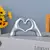 Escultura Decorativa Abstrata Mão Love - Arte que transmite afeto e estilo na internet