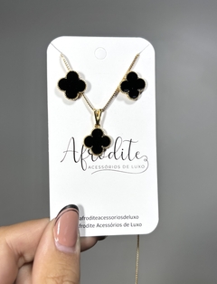 Conjunto folheado dourado trevo 4 folhas preto