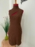 VESTIDO MARROM COM GOLA ALTA E RECORTE MODERNO