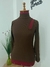BLUSA GOLA ALTA COM RECORTE ASSIMÉTRICO – MARROM CHOCOLATE