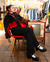 Chaqueta mini supra rojo con negro con nueve bolsillos a partir de material recuperado en internet