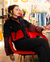 Chaqueta mini supra rojo con negro con nueve bolsillos a partir de material recuperado