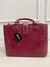 BOLSA TOTE SANTA LOLLA VINHO CROCO RUBY ALÇA DUPLA - Menina Luz