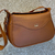 BOLSA TIRACOLO GRANDE AREZZO FIVELAS CARAMELO - Menina Luz