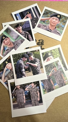10 Polaroides ADESIVAS BTS Serviço Militar | Kit Lili cantou, mas ainda falta um! 6 Membros | Nuna Club - comprar online