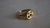 Anillo dorado con cristales de colores