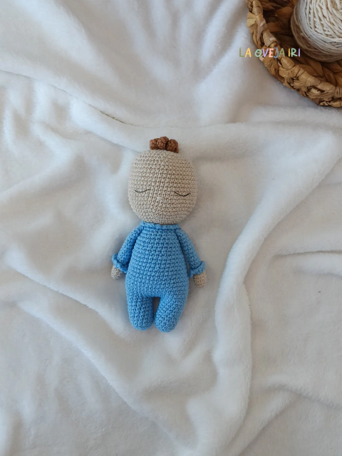 Bebé dormilón de apego- Amigurumi tejido con pijama celeste