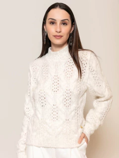 Blusa com detalhe de trama vazada e tranças