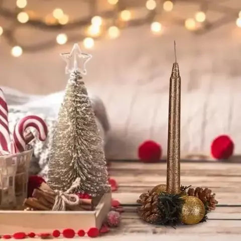 Kit Natalino: 2 Velas + 1 Castiçal Decorativo (8 × 15 cm)