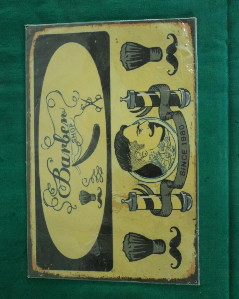 CARTEL VINTAGE PLOTEADO SOBRE GALVANIZADO BARBER SHOP.