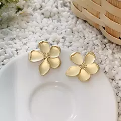 Imagen de Pendientes de flores de Metal con textura mate. Varios estilos.