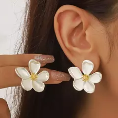 Pendientes de flores de Metal con textura mate. Varios estilos. - El cofre de Delfa