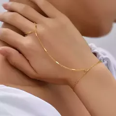 Imagen de Pulsera de cadena de mano color oro con delicado anillo