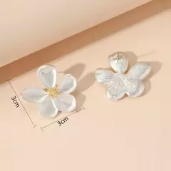 Pendientes de flores de Metal con textura mate. Varios estilos. en internet