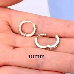 Par de pendientes de aro minimalistas de acero inoxidable, Zirconita. - El cofre de Delfa