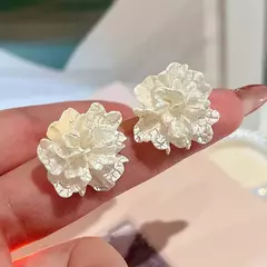 Pendientes de flores de Metal con textura mate. Varios estilos. - El cofre de Delfa