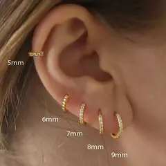 Par de pendientes de aro minimalistas de acero inoxidable, Zirconita. - comprar online