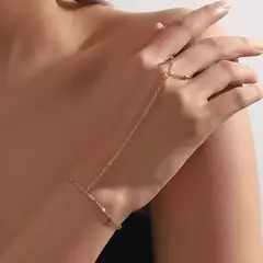 Pulsera de cadena de mano color oro con delicado anillo