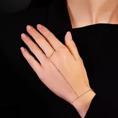 Pulsera de cadena de mano color oro con delicado anillo