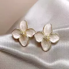 Pendientes de flores de Metal con textura mate. Varios estilos. en internet