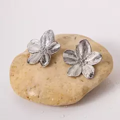 Imagen de Pendientes de flores de Metal con textura mate. Varios estilos.