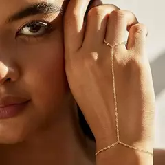 Pulsera de cadena de mano color oro con delicado anillo - comprar online