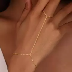 Pulsera de cadena de mano color oro con delicado anillo en internet