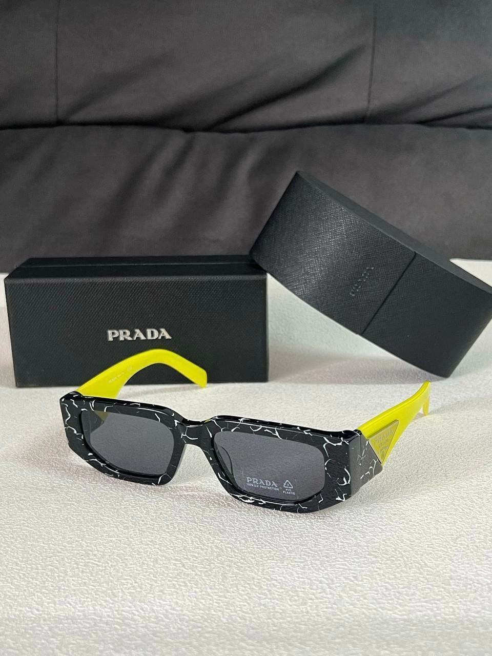 Óculos de Sol Prada Preto e Verde Quadrado Linha Italiana