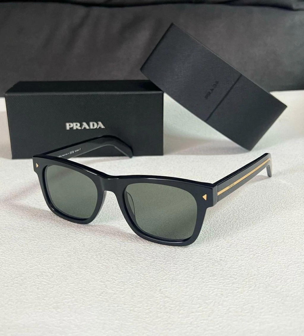 Óculos de Sol Prada Preto Detalhe Amarelo Linha Italiana
