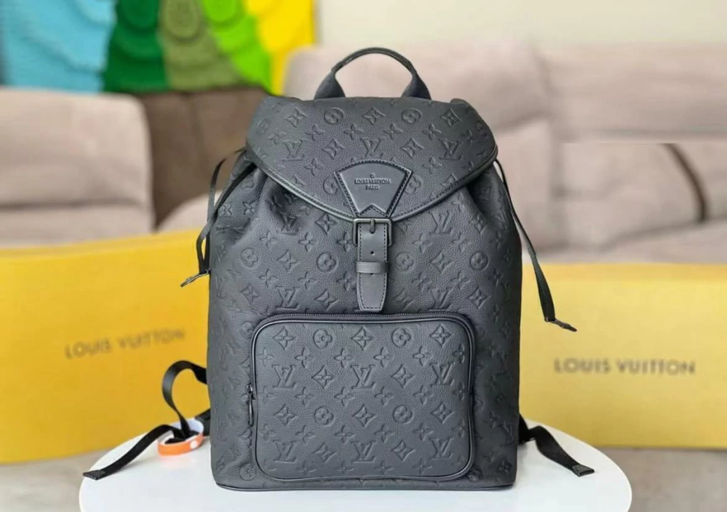 Mochila Louis Vuitton Preta Lisa em Couro Fecho Simples Linha Italiana