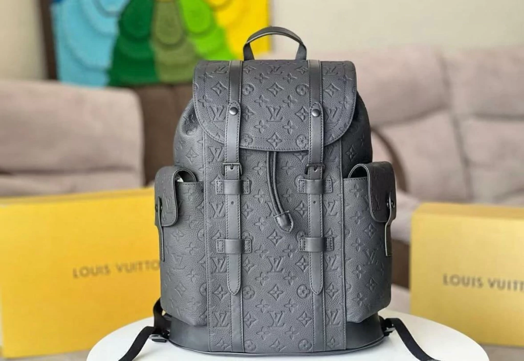 Mochila Louis Vuitton Preta em Couro Linha Italiana