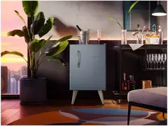 Frigobar Charmoso 76L na cor azul retrô, com design elegante e pés em metal.