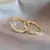 Eclipse Dourado – Brincos Coreanos com Detalhe de Zircônia - comprar online
