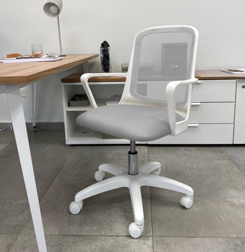 Silla Fresa Blanca de escritorio tela gris perla